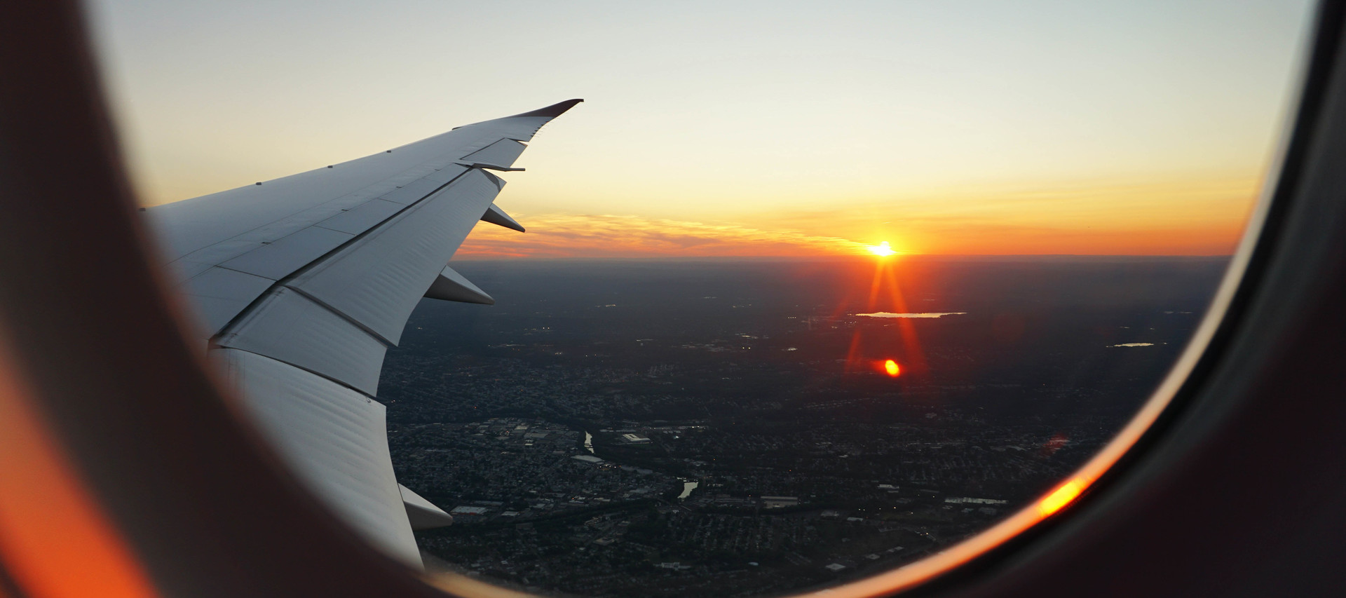 Blick aus Flugzeug - Abfindung steuerfrei im Ausland auszahlen: wann ist das möglich?